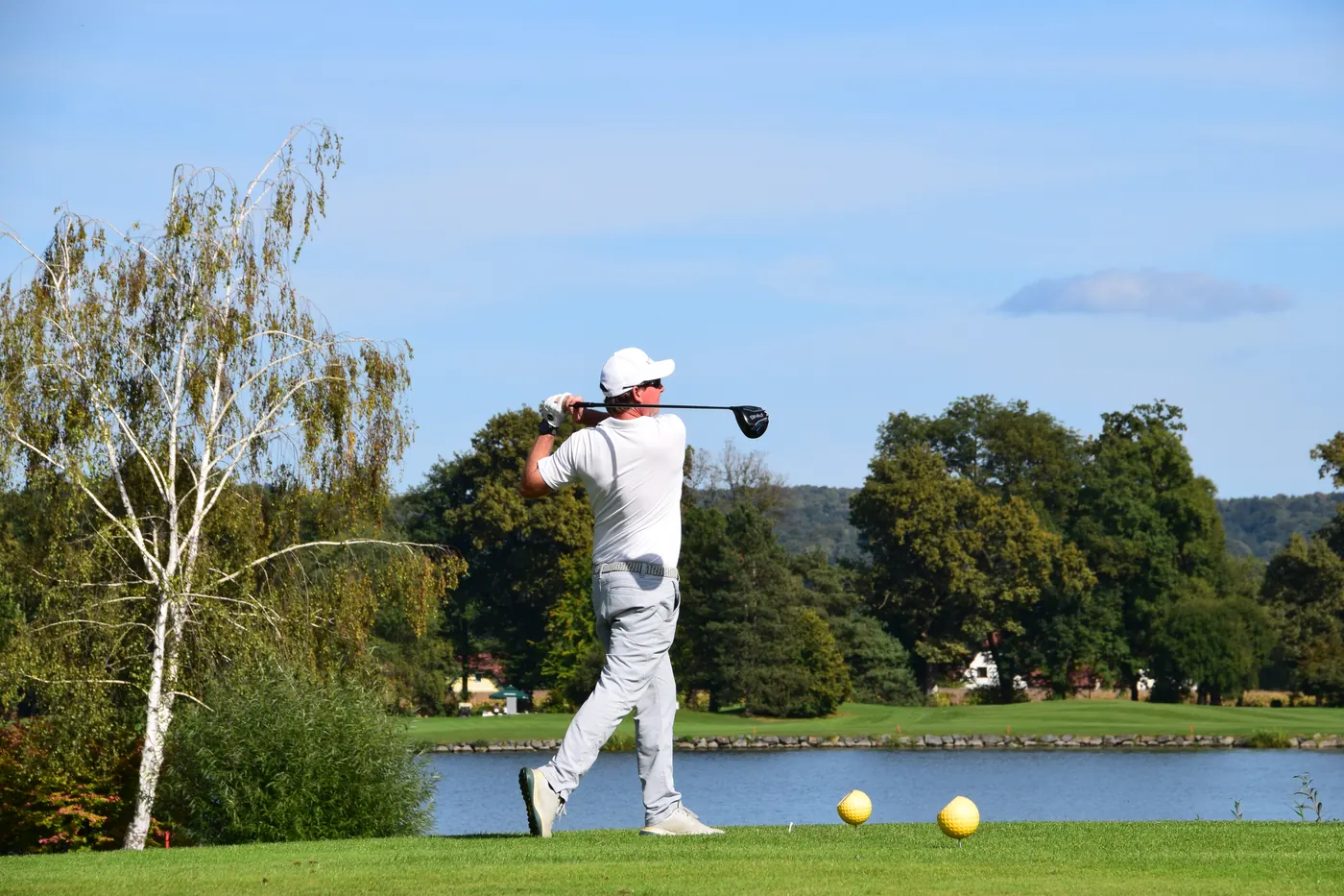 Abschlag am Teich im Golfclub Gut Murstätten