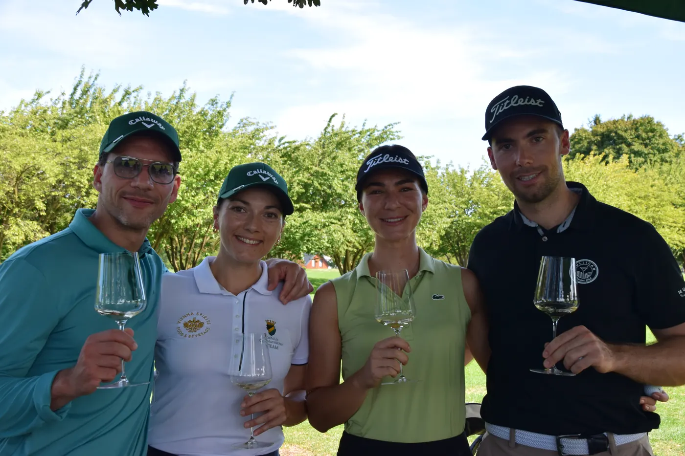 Ein Flight stößt auf der Runde mit Weißwein an
