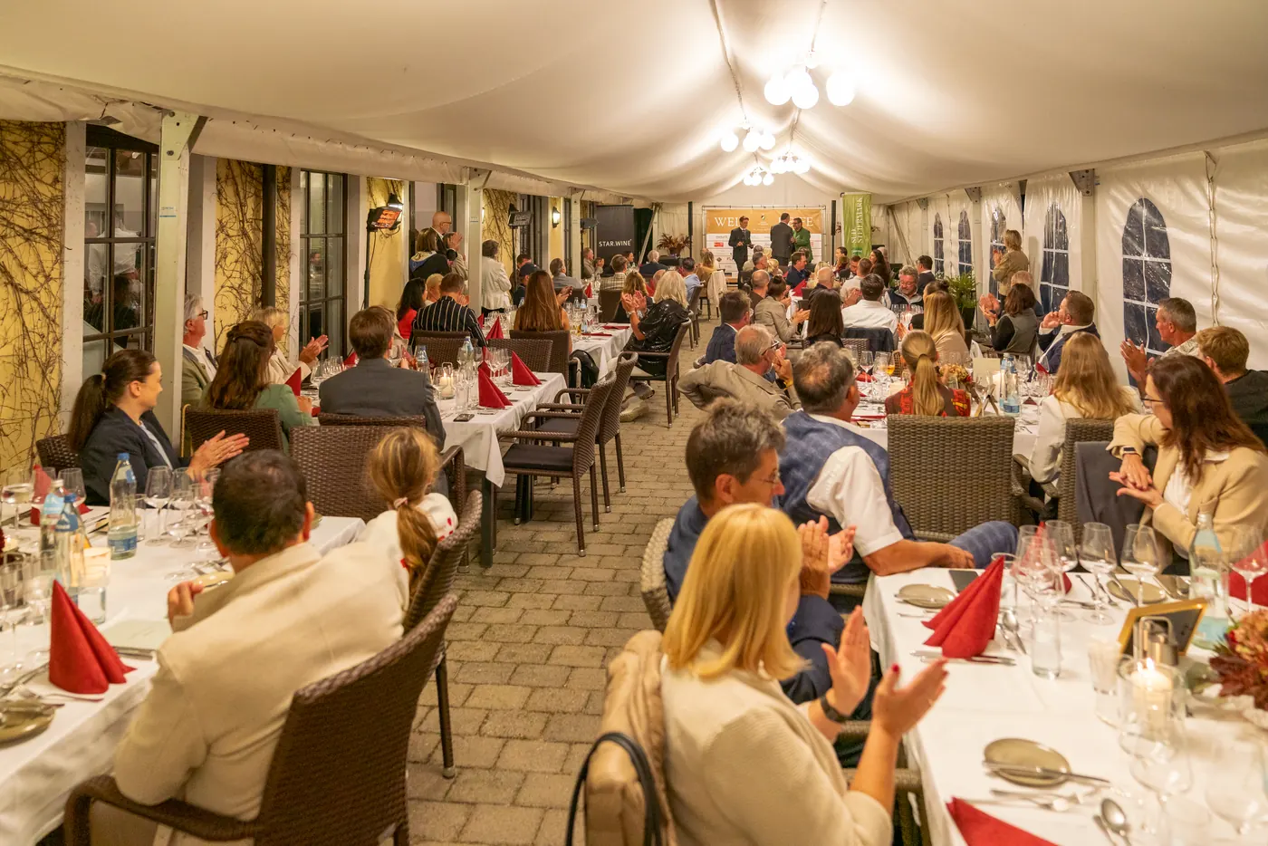 Das voll besetzte Galadinner im Festzelt