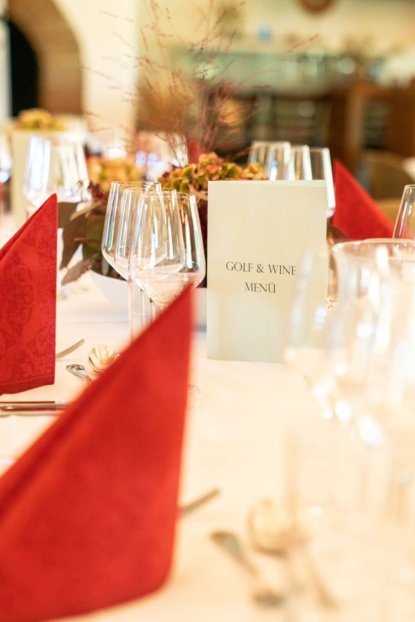 Gedeckte Tafel mit Golf-&-Wine-Menükarte