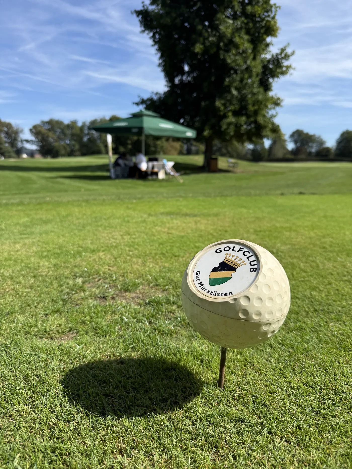Golfball-Skulptur des Golfclubs Gut Murstätten am Abschlag